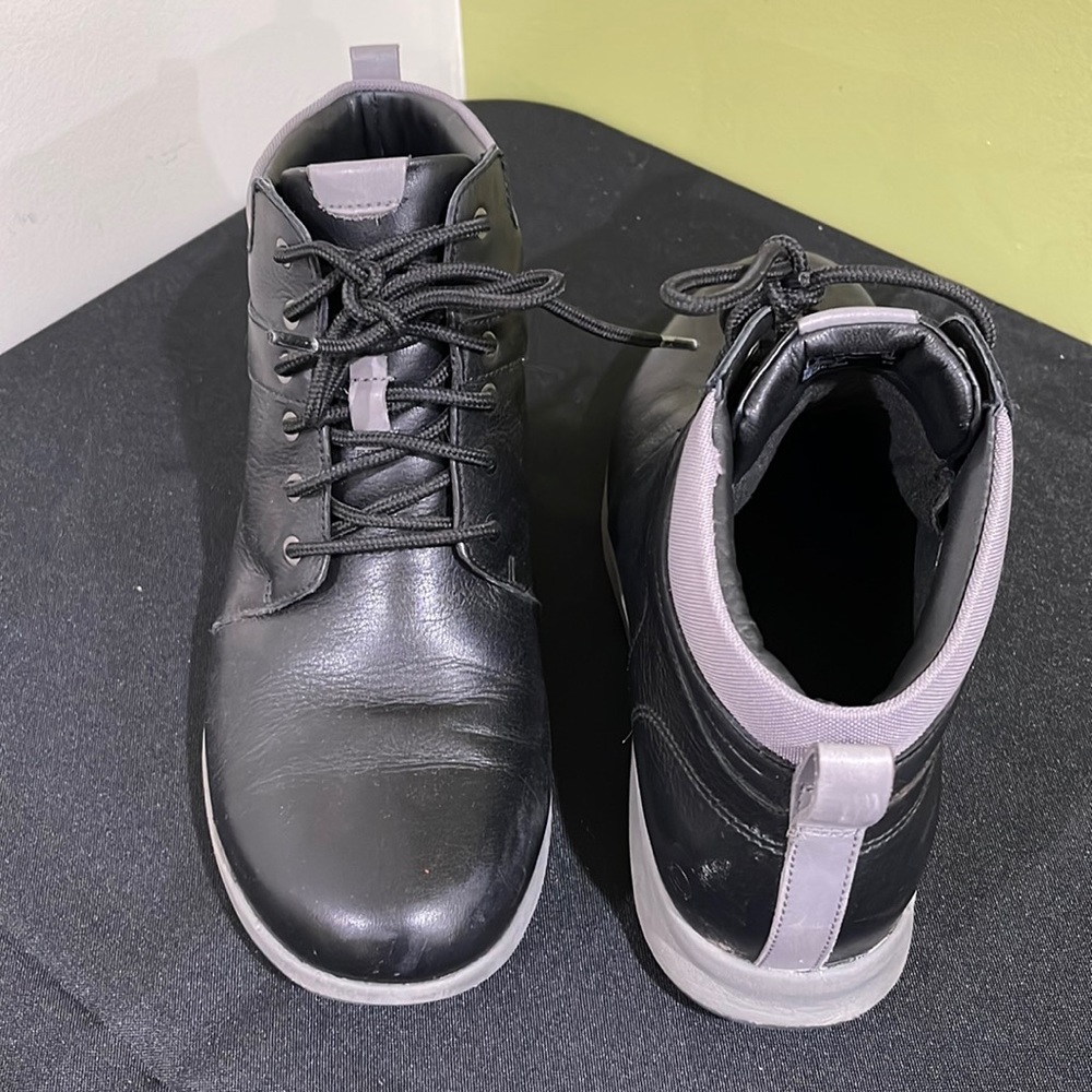 EUC Salomon Sz 9.5 black/gray lace-up boots